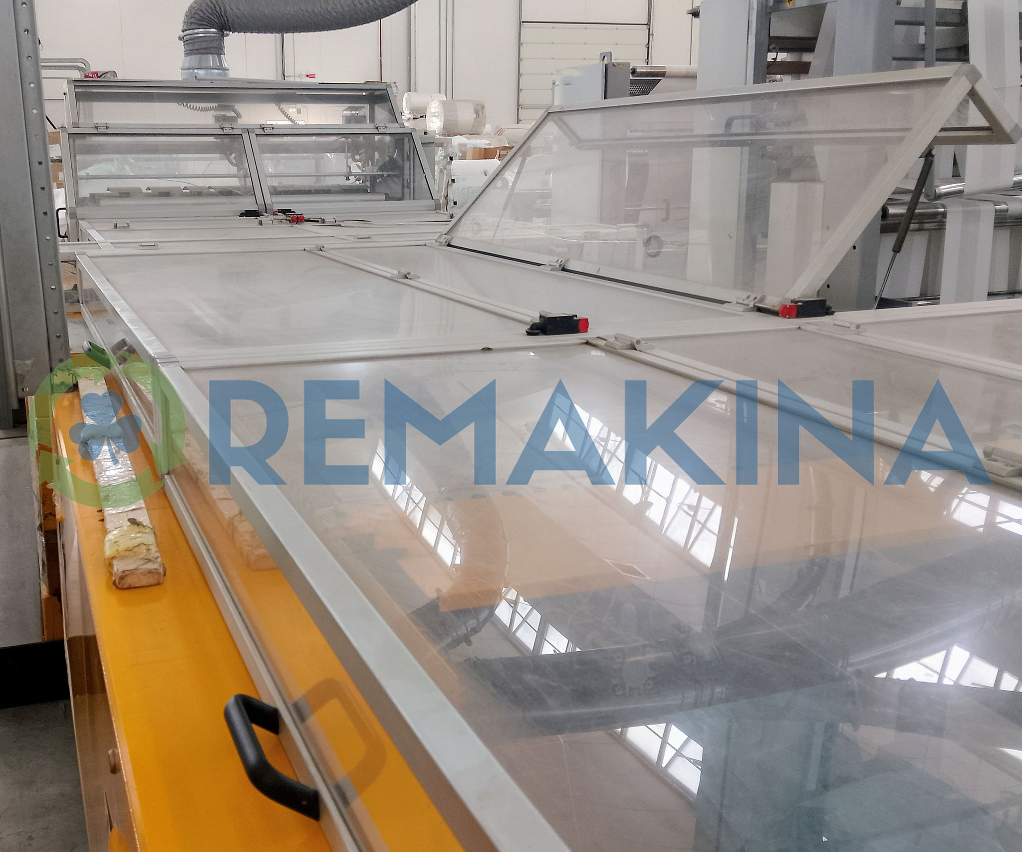 Viara Futura 1400 Máquina de Bolsas con Soldadura Inferior 3 Máquina para fabricación de bolsas Viara Futura 1400 con cubiertas de seguridad.