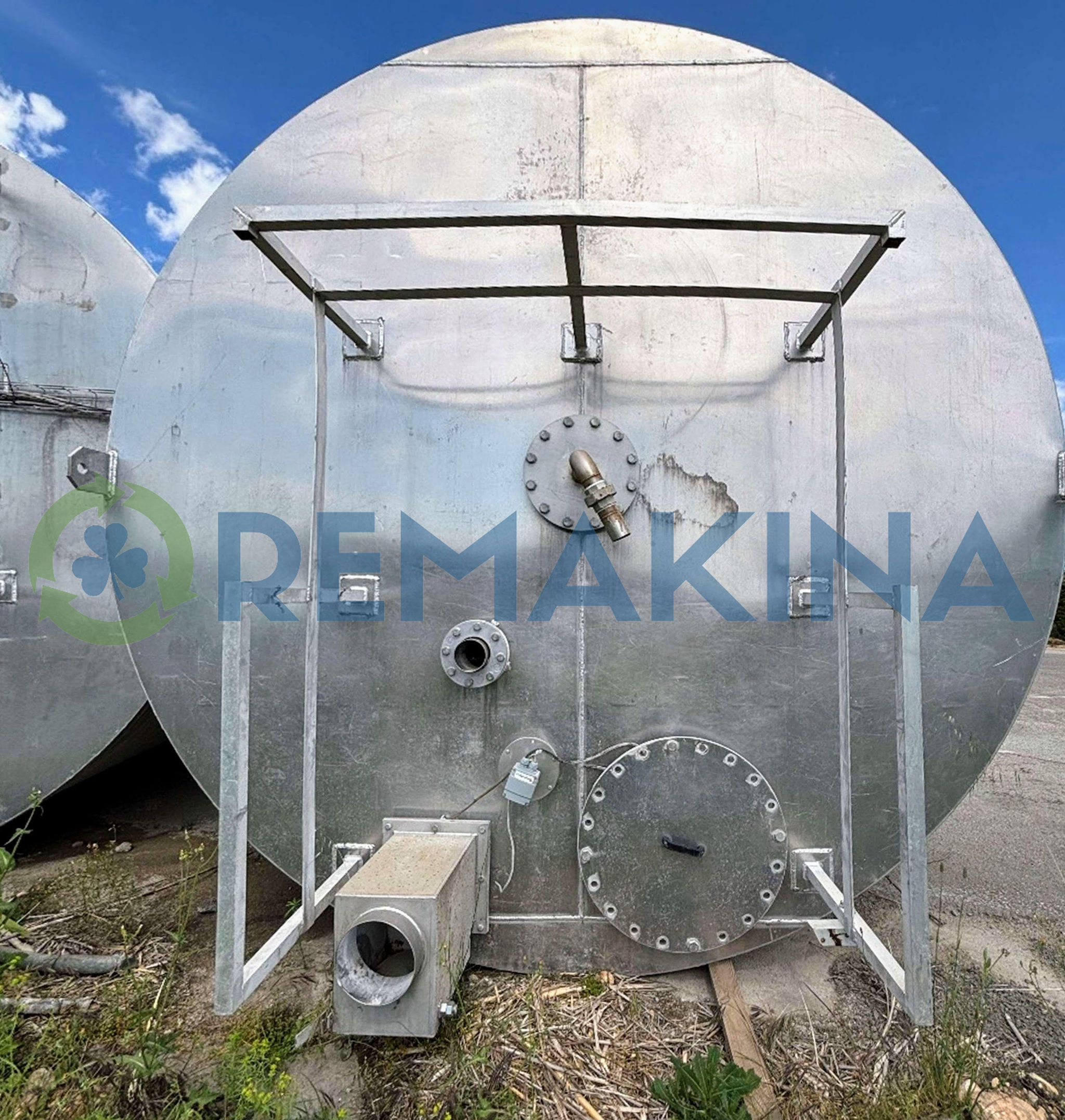 Silo Almacenamiento Con Pesaje 2 Tapa superior de silo Tecnital con boca de hombre, bridas de conexión y barandilla.