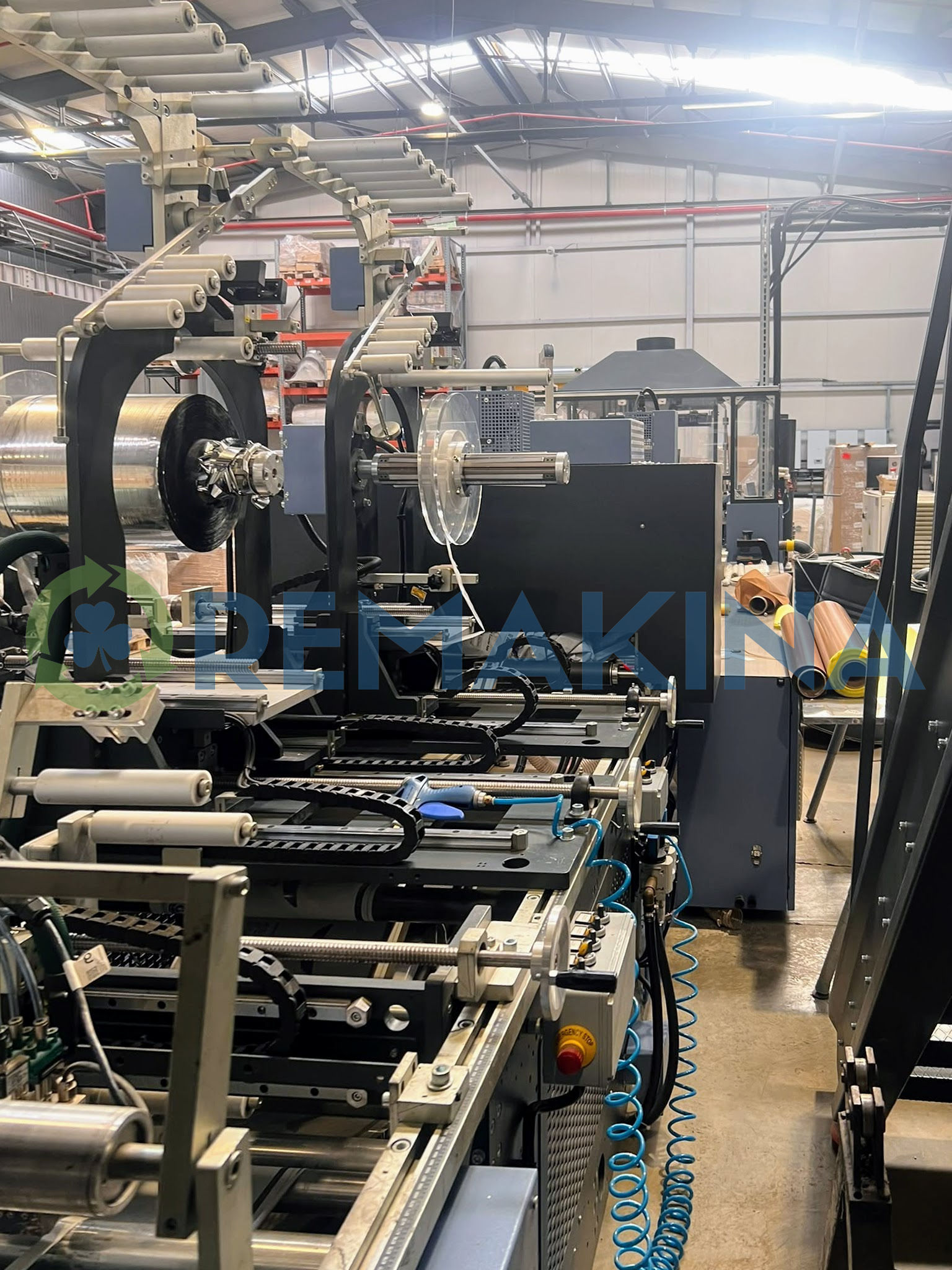 Máquina De Bolsas Wicket Contec Go 5 Desbobinador secundario de 400 mm y rodillos de tiro de lámina en Contec C-GO 850 BK.