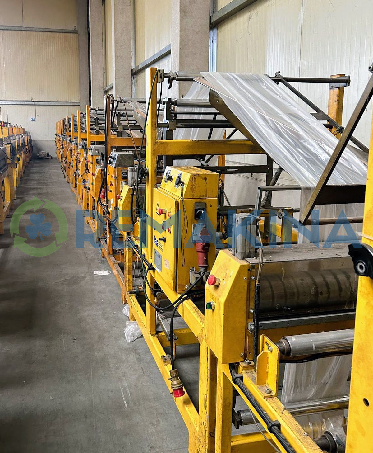 Máquinas FAS Para Inserción Cinta Y Unidad De Plegado 4 Vista lateral de unidad de plegado FAS Contiflex B500 con lámina de plástico.